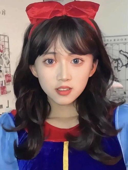 网红吃瓜男扮女装图片,性别界限模糊！